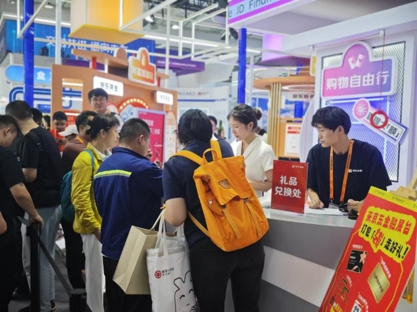 觀眾在金融服務展區(qū)體驗展臺的互動活動。人民網記者 黃盛攝