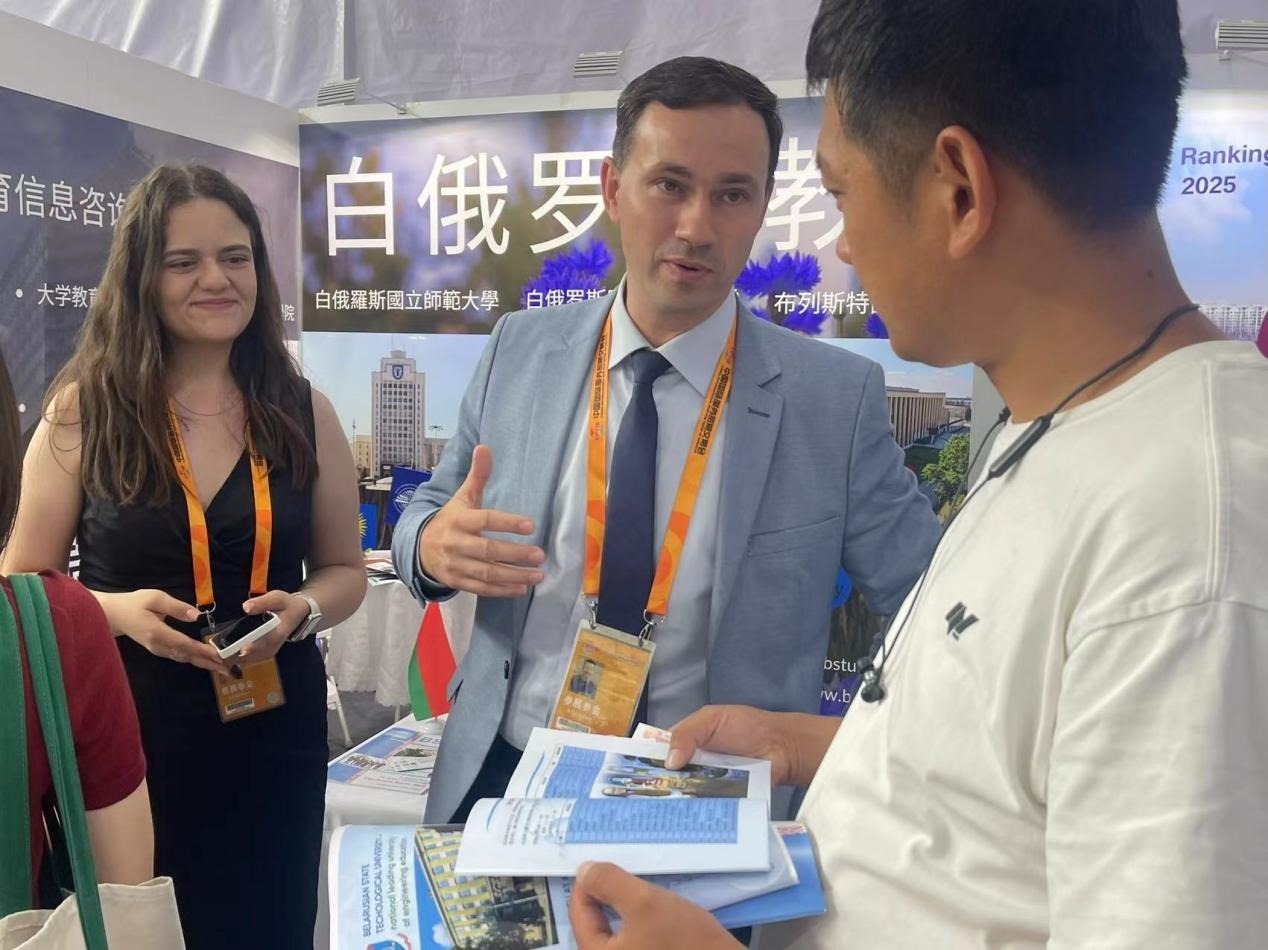 觀眾在展臺(tái)咨詢。人民網(wǎng)記者 何旭攝