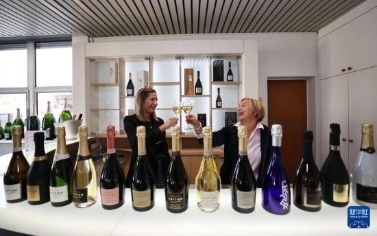 9月13日，在法國蘭斯附近的希尼萊羅斯，人們在佳醍亞總部享用香檳酒。新華社記者 高靜 攝