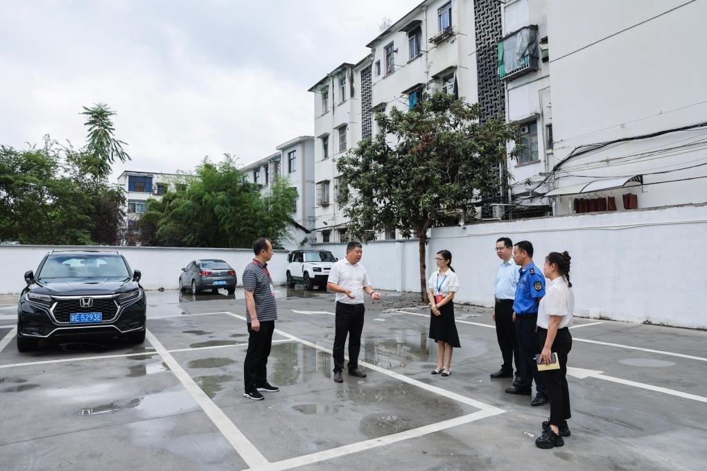 2024年9月11日，在浙江省湖州市，湖州吳興區(qū)人大代表、人大飛英街道工委代表及塔下街社區(qū)代表前往已改建的一處停車場進(jìn)行實地調(diào)研，監(jiān)督該改建項目的完成情況。新華社記者 徐昱 攝