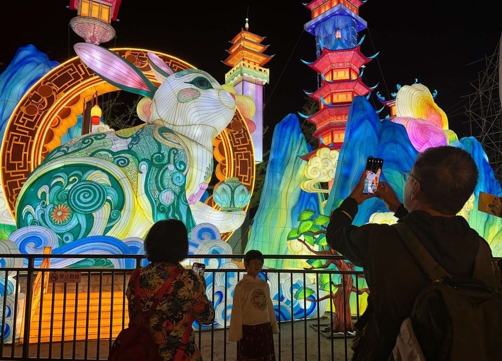 市民游客在2024年北京中秋國慶彩燈游園會(huì)欣賞彩燈。新華社記者楊淑君 攝