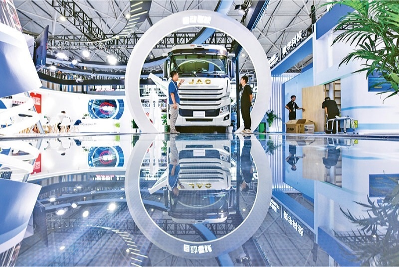 黨的二十屆三中全會提出，加快構(gòu)建促進數(shù)字經(jīng)濟發(fā)展體制機制，完善促進數(shù)字產(chǎn)業(yè)化和產(chǎn)業(yè)數(shù)字化政策體系。2024年8月28日至30日，2024中國國際大數(shù)據(jù)產(chǎn)業(yè)博覽會在貴州貴陽舉辦。圖為工作人員在介紹無人駕駛重型卡車。 新華社記者 楊文斌/攝