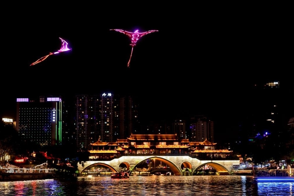成都“夜游錦江”低空飛行裝置與游船伴飛。（唐斌治 攝）