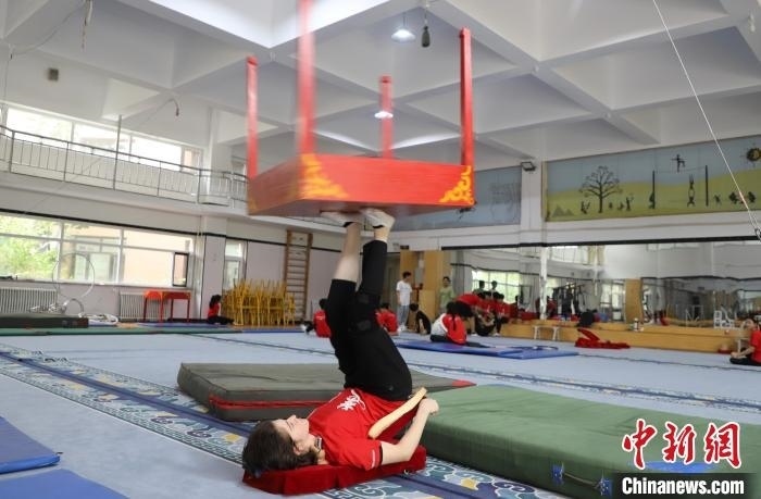 9月13日，美國(guó)雜技學(xué)員杰克正在中國(guó)“雜技之鄉(xiāng)”吳橋練習(xí)“蹬技”。 馬天龍 攝