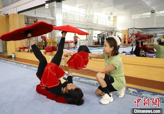 9月13日，來自老撾的紅姆(右)指導(dǎo)學(xué)員雜技動(dòng)作。 馬天龍 攝