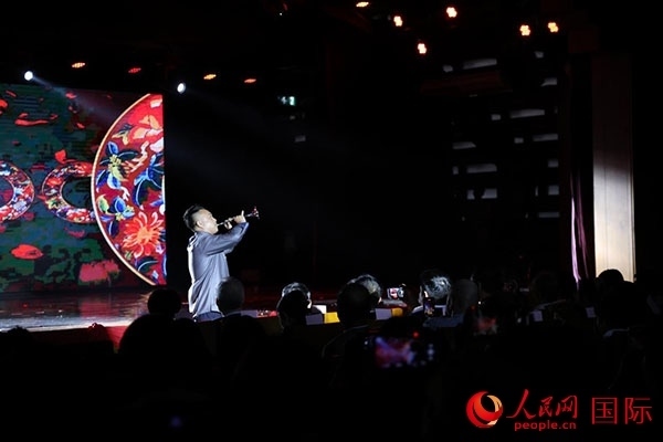 演出現(xiàn)場，演員帶來嗩吶獨(dú)奏《看秧歌》。人民網(wǎng)記者 楊一攝