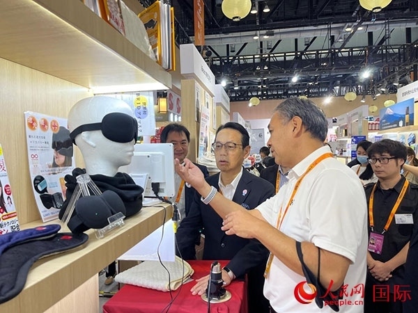 日本駐華大使金杉憲治（左二）參觀2024年服貿(mào)會日本館。人民網(wǎng)記者 盛楚宜攝