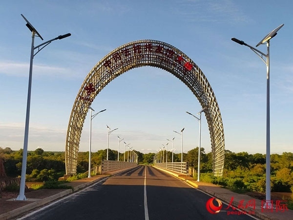 中岡法托托友誼大橋。人民網(wǎng)記者 黃培昭攝