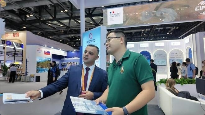 伊和·阿塔里扎德介紹阿塞拜疆產(chǎn)業(yè)園。人民網(wǎng)記者 楊倩攝