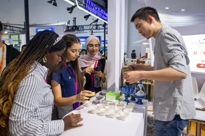 觀眾正在品嘗伊朗的藏紅花茶。人民網(wǎng)記者 翁奇羽攝