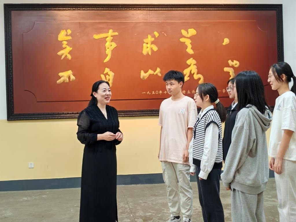 湖南第一師范學(xué)院思政課教師正在為學(xué)生講述紅色校史。（受訪者供圖）