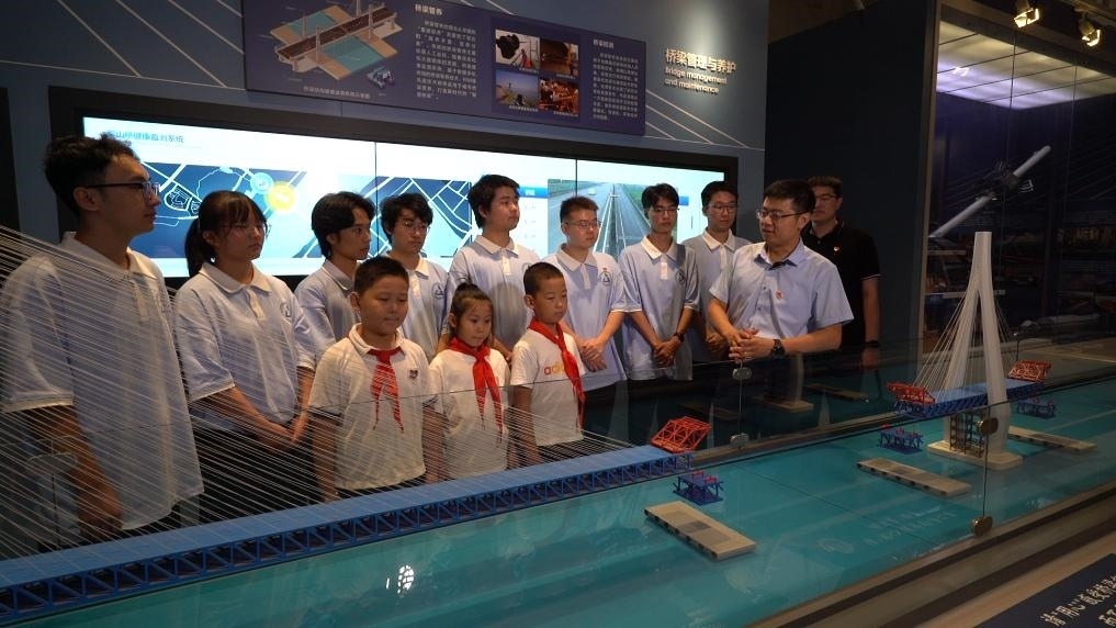 哈爾濱工業(yè)大學(xué)交通學(xué)院教師李順龍?jiān)谥袊?guó)橋梁博物館進(jìn)行課程思政與橋梁科普。新華社發(fā)（張潤(rùn) 攝）