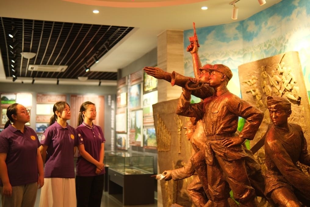 7月26日，南開大學(xué)實(shí)踐隊(duì)在環(huán)江革命陳列館了解毛南族人民在黨的領(lǐng)導(dǎo)下進(jìn)行革命斗爭(zhēng)的歷程。（受訪者供圖）