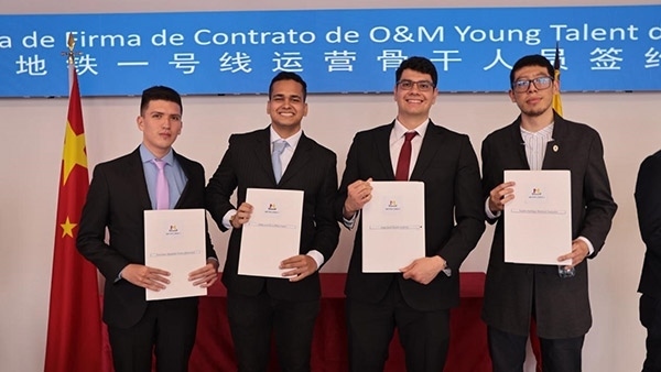 當(dāng)?shù)貢r(shí)間9月13日，40名哥倫比亞青年與中企承建運(yùn)營(yíng)的波哥大地鐵一號(hào)線項(xiàng)目簽約，不久將前往中國(guó)進(jìn)行為期15個(gè)月的專業(yè)地鐵知識(shí)培訓(xùn)。圖為部分學(xué)員在簽約儀式上展示所簽的協(xié)議。 波哥大地鐵一號(hào)線項(xiàng)目供圖