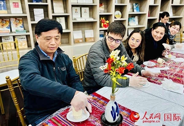 前來參加活動的利馬居民共同制作冰皮月餅。人民網(wǎng)記者 宋亦然攝