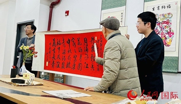 旅秘書法家向現(xiàn)場觀眾展示書法作品。人民網(wǎng)記者 宋亦然攝
