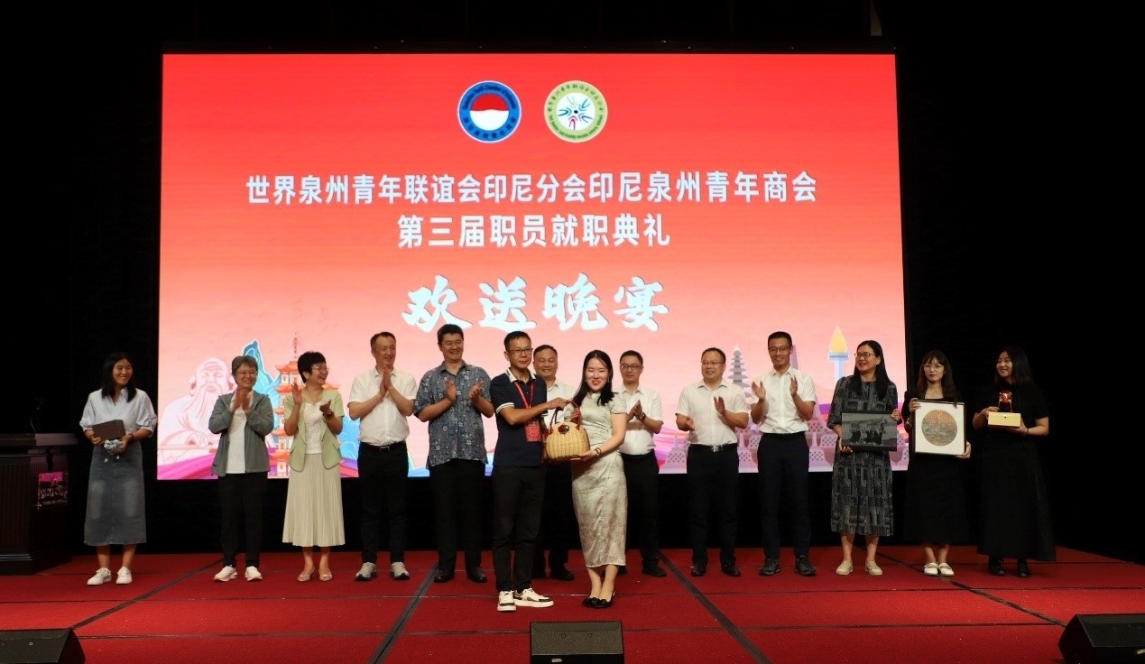 工藝大師們向阿拉扎大學孔子學院捐贈手工藝術品。阿拉扎大學孔子學院供圖