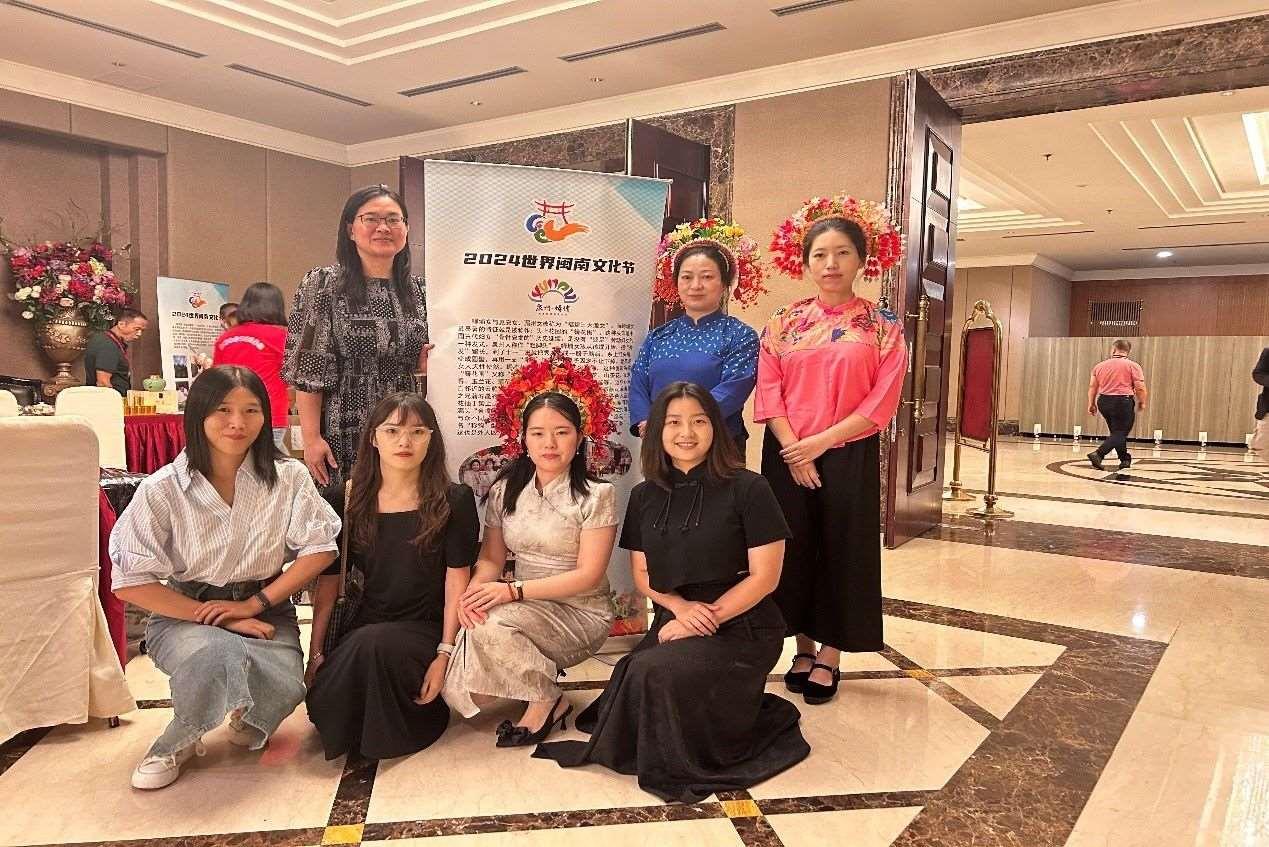 阿拉扎大學孔子學院老師和簪花圍傳承人合影。阿拉扎大學孔子學院供圖