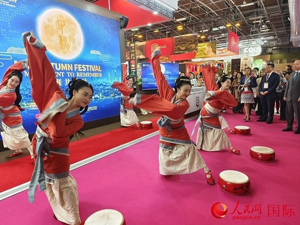 “你好！中國”展臺開幕式上的中國傳統(tǒng)舞蹈表演。人民網(wǎng)記者 尚凱元攝