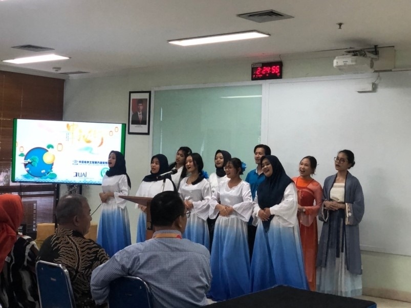 阿拉扎大學(xué)中文系學(xué)生演唱中文歌曲。活動主辦方供圖