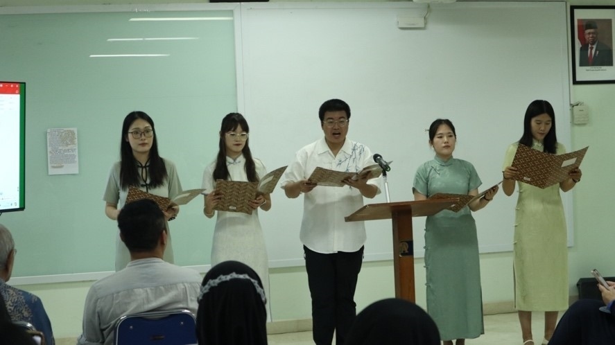 阿拉扎大學(xué)孔子學(xué)院志愿者教師表演詩朗誦?；顒又鬓k方供圖