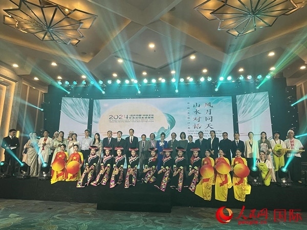 兩國嘉賓與中越藝術(shù)家現(xiàn)場合影。人民網(wǎng)記者 楊曄攝