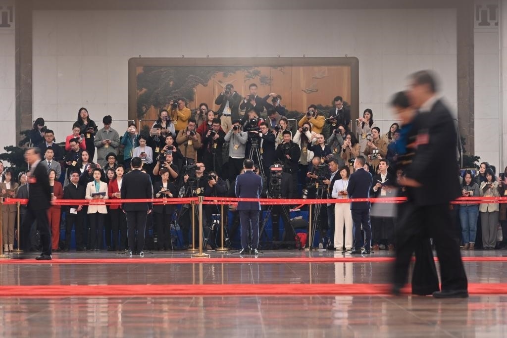 2024年3月10日，全國政協(xié)十四屆二次會議第三場“委員通道”集體采訪活動在北京人民大會堂舉行。新華社記者 宋為偉 攝