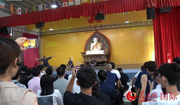 日本少林寺拳法青年代表團觀看少林拳表演。人民網(wǎng)記者 張麗婭攝