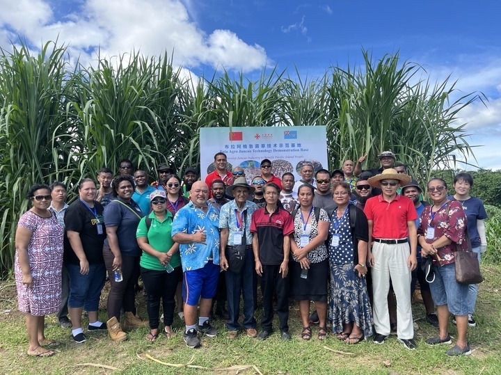 2024年2月28日，來自巴布亞新幾內(nèi)亞、湯加、庫克群島、薩摩亞、瑙魯?shù)葒业摹疤窖髰u國菌草技術(shù)培訓(xùn)班”學(xué)員在斐濟布拉阿格魯菌草技術(shù)示范基地合影。新華社發(fā)（中國援斐濟菌草技術(shù)示范中心供圖）