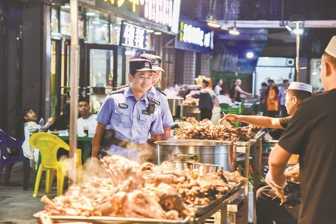 8月9日，甘肅省華亭市公安局組織民警輔警在夜市開展巡邏檢查。張亞強(qiáng)攝
