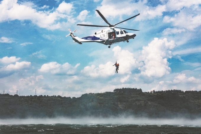 ▼7月17日，浙江省新昌縣公安局聯(lián)合浙江省公安廳警務(wù)航空隊(duì)在長(zhǎng)詔水庫(kù)水域及周邊開展救援演練。王樟林?jǐn)z