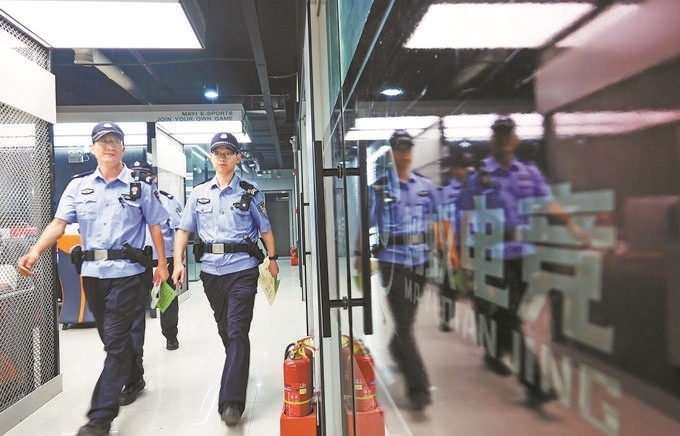 ▲7月6日，山西省新絳縣公安局龍興派出所組織警力對(duì)網(wǎng)吧等場(chǎng)所進(jìn)行集中治安檢查。高新生攝