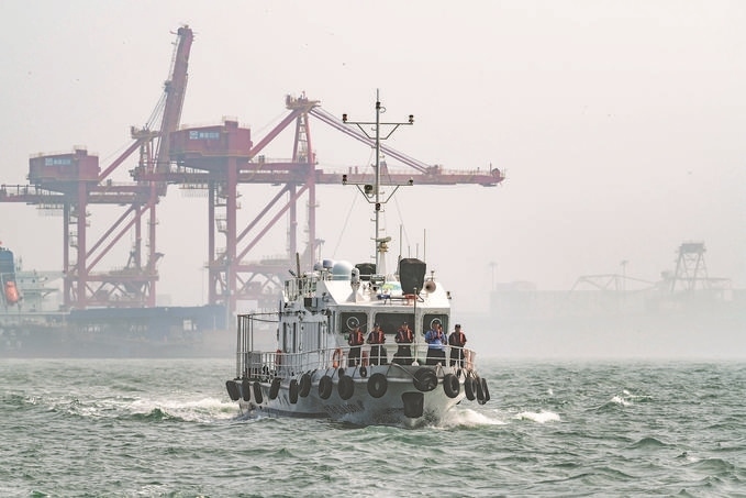?7月5日，秦皇島出入境邊防檢查站聯(lián)合秦皇島市公安局水陸巡特警支隊(duì)開展海上聯(lián)合巡航。陳凈萱攝