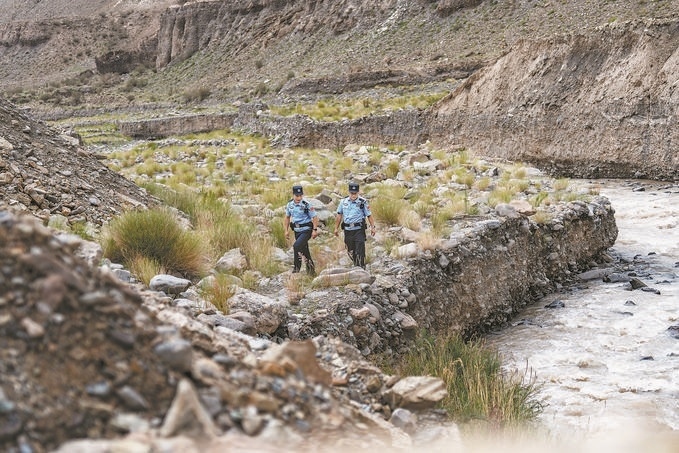 7月19日，新疆邊檢總站克州邊境管理支隊(duì)康蘇邊境檢查站民警輔警來(lái)到轄區(qū)烏恰縣康蘇水庫(kù)開展巡邏。明懿攝