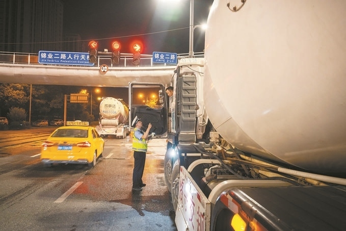 7月25日，陜西省西安市公安局交警支隊(duì)開展全市中重型貨車及面包車違法異地互查整治行動(dòng)。孫崇明攝