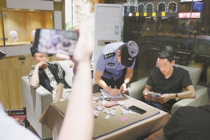 9月7日，云南省昆明市公安機(jī)關(guān)對(duì)棋牌室開展檢查。