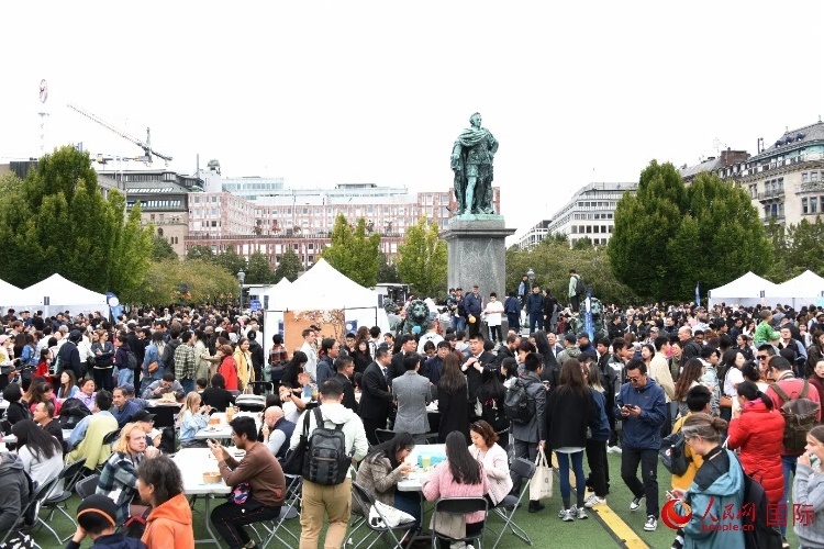 “天涯共此時(shí)——中秋游園會(huì)”在斯德哥爾摩國(guó)王花園舉辦。人民網(wǎng)記者 殷淼攝