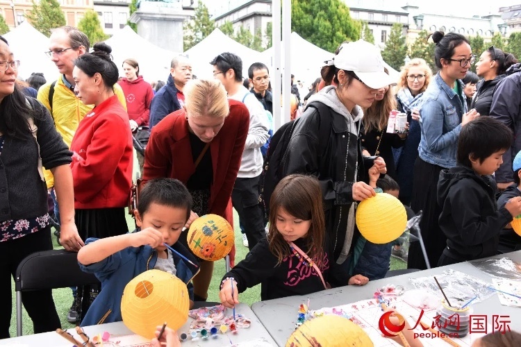 小朋友參加燈籠繪畫體驗(yàn)。人民網(wǎng)記者 殷淼攝