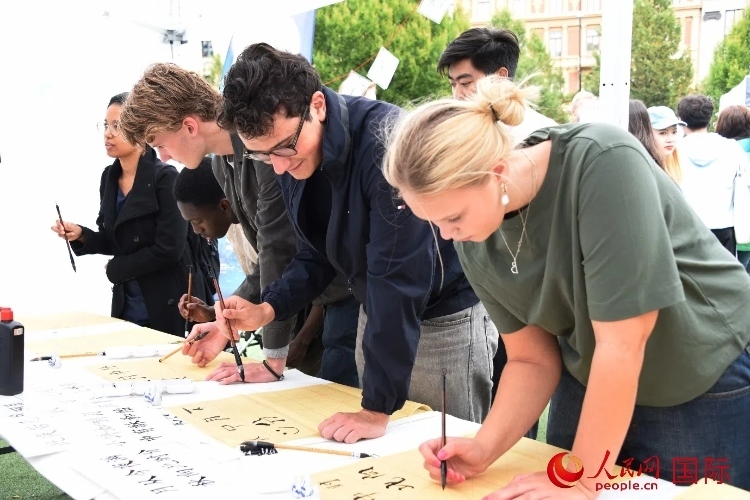 體驗(yàn)中國(guó)書法。人民網(wǎng)記者 殷淼攝