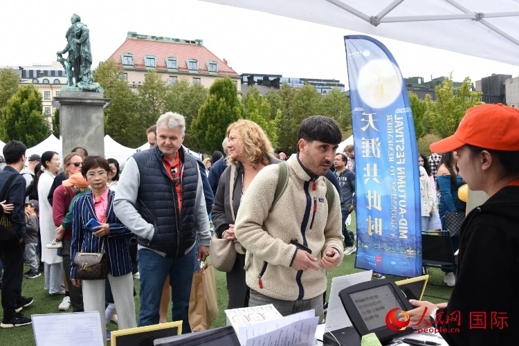 排隊(duì)等候品嘗中國(guó)美食的游客。人民網(wǎng)記者 殷淼攝