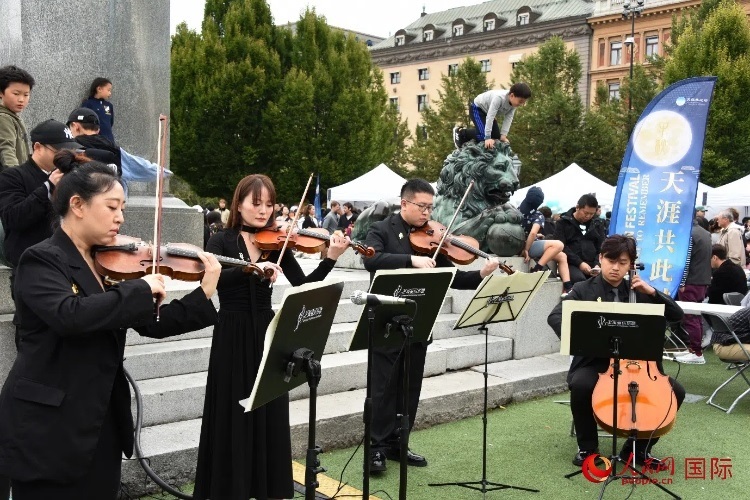 上海愛樂樂團(tuán)“快閃”活動(dòng)一瞥。人民網(wǎng)記者 殷淼攝