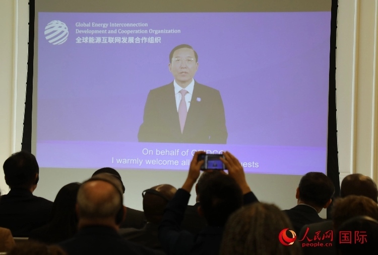 全球能源互聯(lián)網(wǎng)發(fā)展合作組織主席、中國(guó)電力企業(yè)聯(lián)合會(huì)理事長(zhǎng)辛保安通過視頻方式致辭。人民網(wǎng)記者 李志偉攝