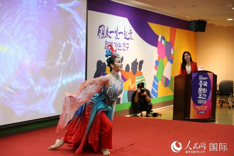 中國(guó)演員在中國(guó)文化周開幕式上表演舞蹈。人民網(wǎng)記者 莽九晨攝