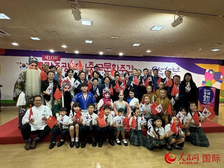 中韓雙方嘉賓和演員在中國(guó)文化周開幕式上合影留念。人民網(wǎng)記者 莽九晨攝