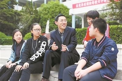 淮北市首批高層次人才儲(chǔ)備金獲得者、淮北市第一中學(xué)教師陳超（左三）在與學(xué)生交談?；幢笔形瞬殴ぷ骶止﹫D