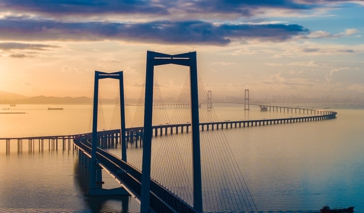 2024年6月27日，沐浴在晨曦中的深中通道（無人機(jī)照片）。新華社記者毛思倩 攝