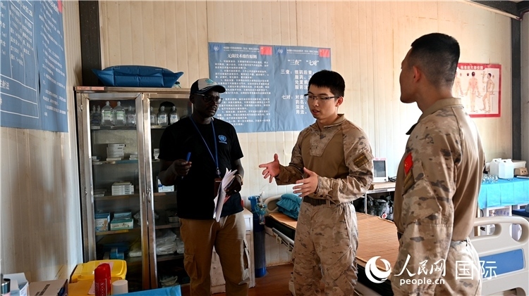 圖4 介紹醫(yī)療設(shè)施。孫千攝