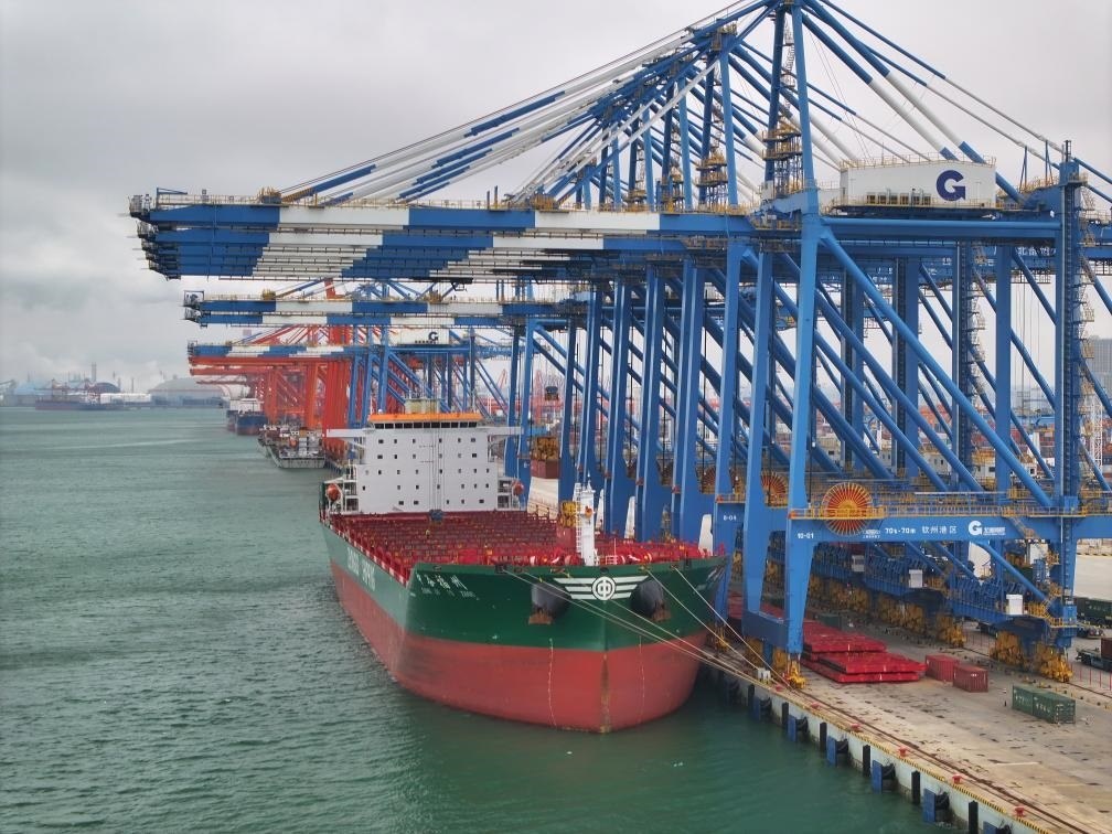 2月23日拍攝的廣西北部灣港欽州港區(qū)的碼頭堆場（無人機照片）。新華社記者 周華 攝