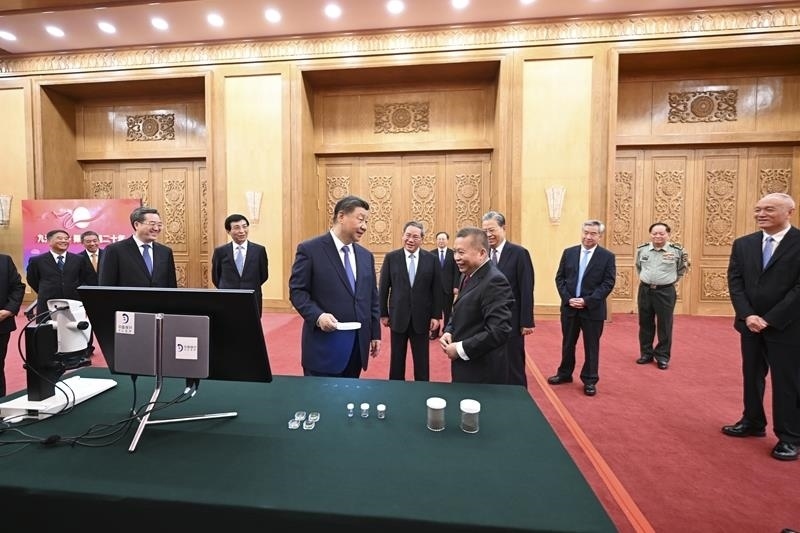 △2024年9月23日，習近平總書記等參觀月球樣品和探月工程成果展覽。