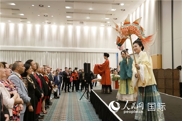 2、留學生表演了漢服展示《絲路霓裳》。邢雪攝